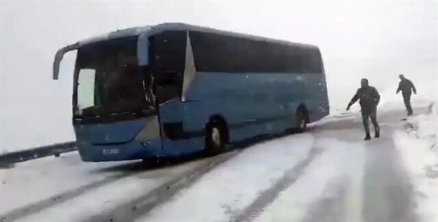 Αποκλείστηκε λεωφορείο με 40 επιβάτες στο χιονοδρομικό του Καϊμακτσαλάν