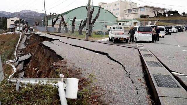 Σεισμός 7,6 Ρίχτερ στην Ιαπωνία - Τσουνάμι έπληξε τις ακτές 