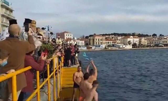 Μυτιλήνη: Viral η... ύποπτη ρίψη του Σταυρού -Κολυμβητής πρώτα τον έπιασε και μετά έπεσε στη θάλασσα