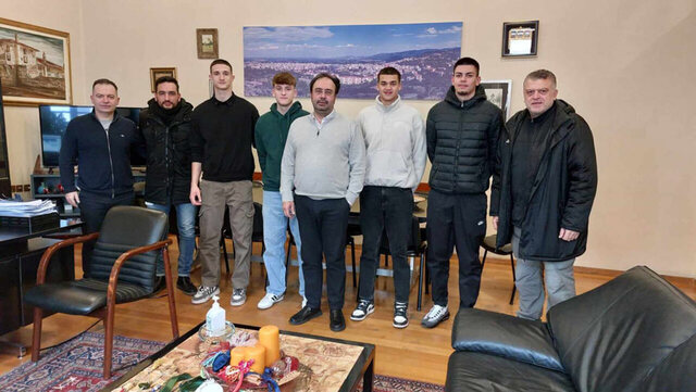 Οι διακριθέντες αθλητές και προπονητές της Εθνικής Ομάδας Handball στον Δήμαρχο Βέροιας