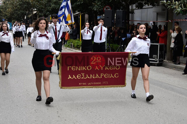 Με περηφάνια και λεβεντιά παρέλασαν μαθητές, σύλλογοι και φορείς στην Αλεξάνδρεια Ημαθίας (βίντεο)