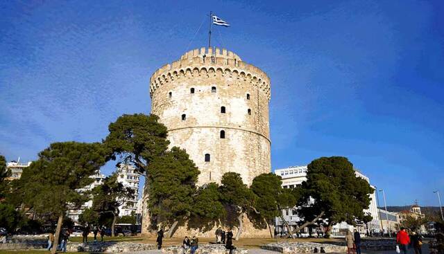 Συναγερμός στη Θεσσαλονίκη: Άνδρας έπεσε στο κενό από τον Λευκό Πύργο