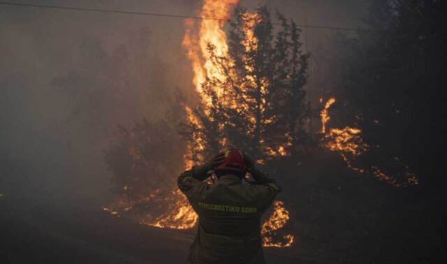 Εικόνες αποκάλυψης από τη φωτιά στην Αττική - Πολυμέτωπη μάχη με τις φλόγες για τις πυροσβεστικές δυνάμεις