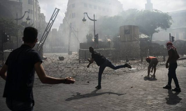 Βηρυτός: Βίαια επεισόδια και οργή – Διαδηλωτές εισέβαλαν στο υπ. Εξωτερικών