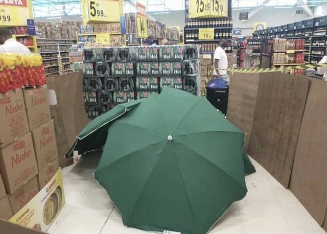 Βραζιλία: Πέθανε σε σουπερμάρκετ και τον κάλυψαν με ομπρέλες, ενώ οι πελάτες ψώνιζαν γύρω του 