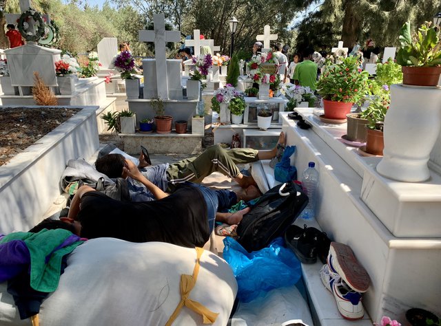 Μόρια : Εικόνες ντροπής μετά την καταστροφή – Σε νεκροταφεία κοιμούνται οι πρόσφυγες