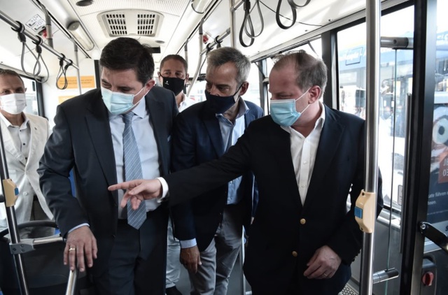 Στην παραλαβή των πρώτων 18 νέων λεωφορείων στη Θεσσαλονίκη ο Υπουργός Υποδομών και Μεταφορών, κ. Κώστας Καραμανλής