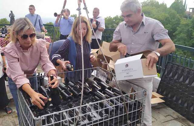 Βύθιση 500 φιαλών κρασιού παραγωγής Νάουσας στον ιστορικό ποταμό Αράπιτσα - Καινοτόμο εγχείρημα για την ανάδειξη της Νάουσας, ως πόλη του Οίνου και της Γευσιγνωσίας