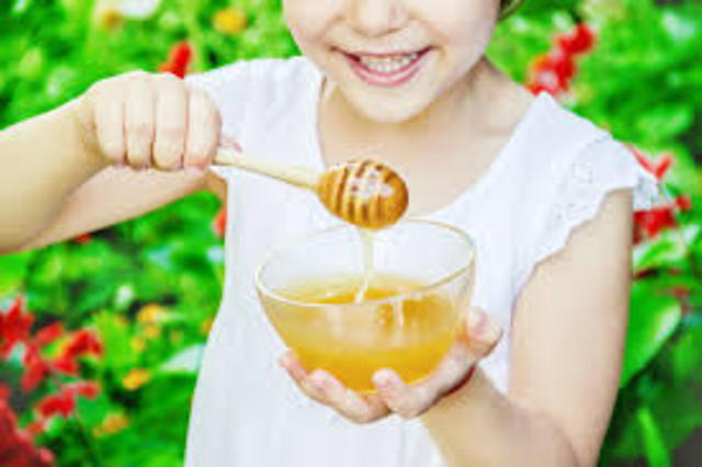 Το μέλι καταπραΰνει το νυκτερινό βήχα στα παιδιά