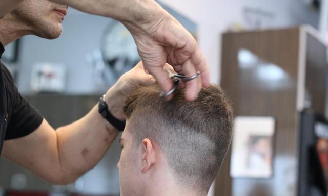 Βόλος: Βαρύ πρόστιμο σε 24χρονο που κούρευε τα μαλλιά φίλου του στην πυλωτή πολυκατοικίας