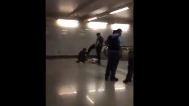 Αστυνομικός κλωτσά άνδρα με γύψο και πατερίτσες στο μετρό Ομονοίας