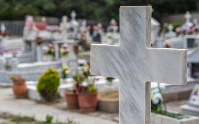 Ελευσίνα: Τον έπιασαν να κλέβει καντήλια και θυμιατά από το νεκροταφείο αξίας πάνω από 50.000 ευρώ