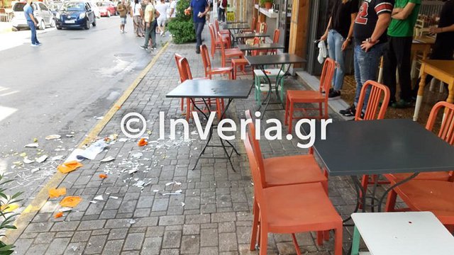 Βέροια: Ομάδες Ρομά συνεπλάκησαν στο κέντρο της πόλης με καρέκλες, καδρόνια και... σερβίτσια!