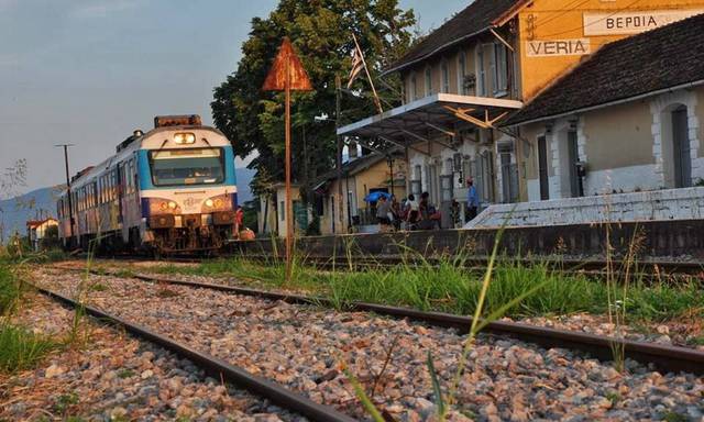 Ημαθία: Διακινούσε μετανάστες με τρένο – Τον έπιασαν να τους δίνει εισιτήρια στον σταθμό