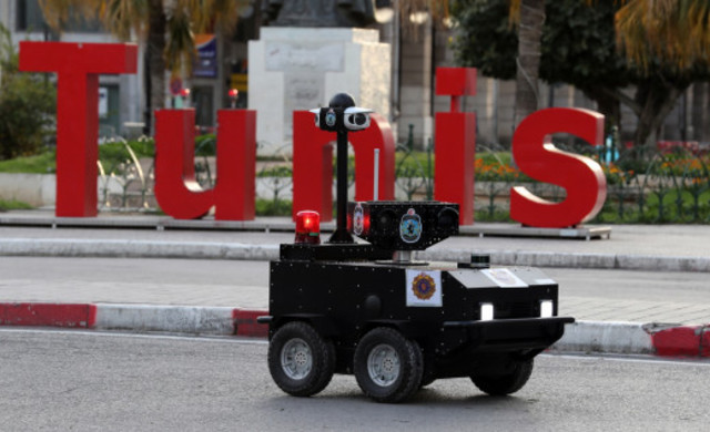 Η Τυνησία επιστρατεύει ρομπότ για τον έλεγχο της απαγόρευσης κυκλοφορίας Πηγή: www.lifo.gr