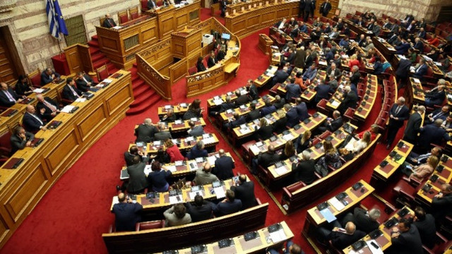 Βουλή: Στις 2 μ.μ. η ψήφιση της τροπολογίας για τους μετανάστες – Τι αναφέρει